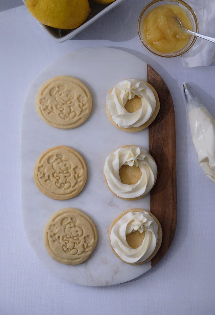 6 cookies; 3 cookies with a ring of lemon cheesecake cream