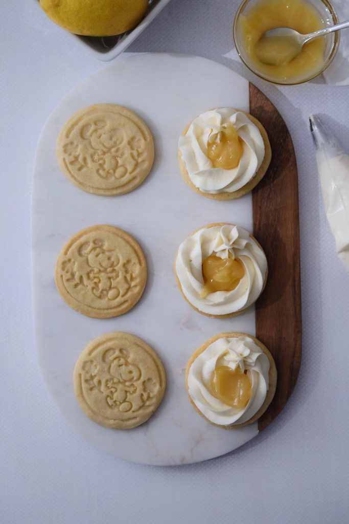 6 cookies; 3 cookies with a ring of lemon cheesecake cream and lemon curd in the center of the ring